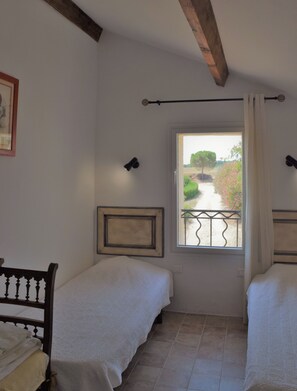 17 Schlafzimmer, Bügeleisen/Bügelbrett, Reisekinderbett