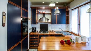 Apartemen, 2 kamar tidur | Dapur kecil pribadi | Lemari es besar, microwave, oven, dan kompor