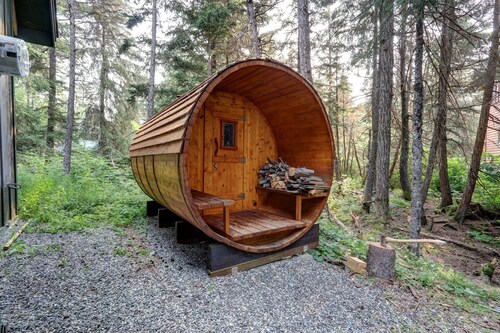 Stunning retreat near the slopes w/ private sauna, gas grill, & spacious deck