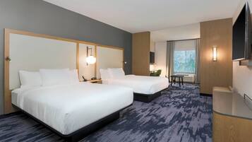 Una scrivania, postazione laptop, tende oscuranti, ferro/asse da stiro