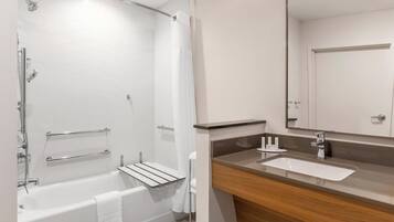 Un baño moderno con bañera, ducha y lavamanos.