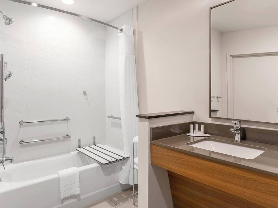 Un baño moderno con bañera, ducha y lavamanos.