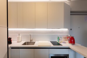 Réfrigérateur, four à micro-ondes, un four, surface de cuisson