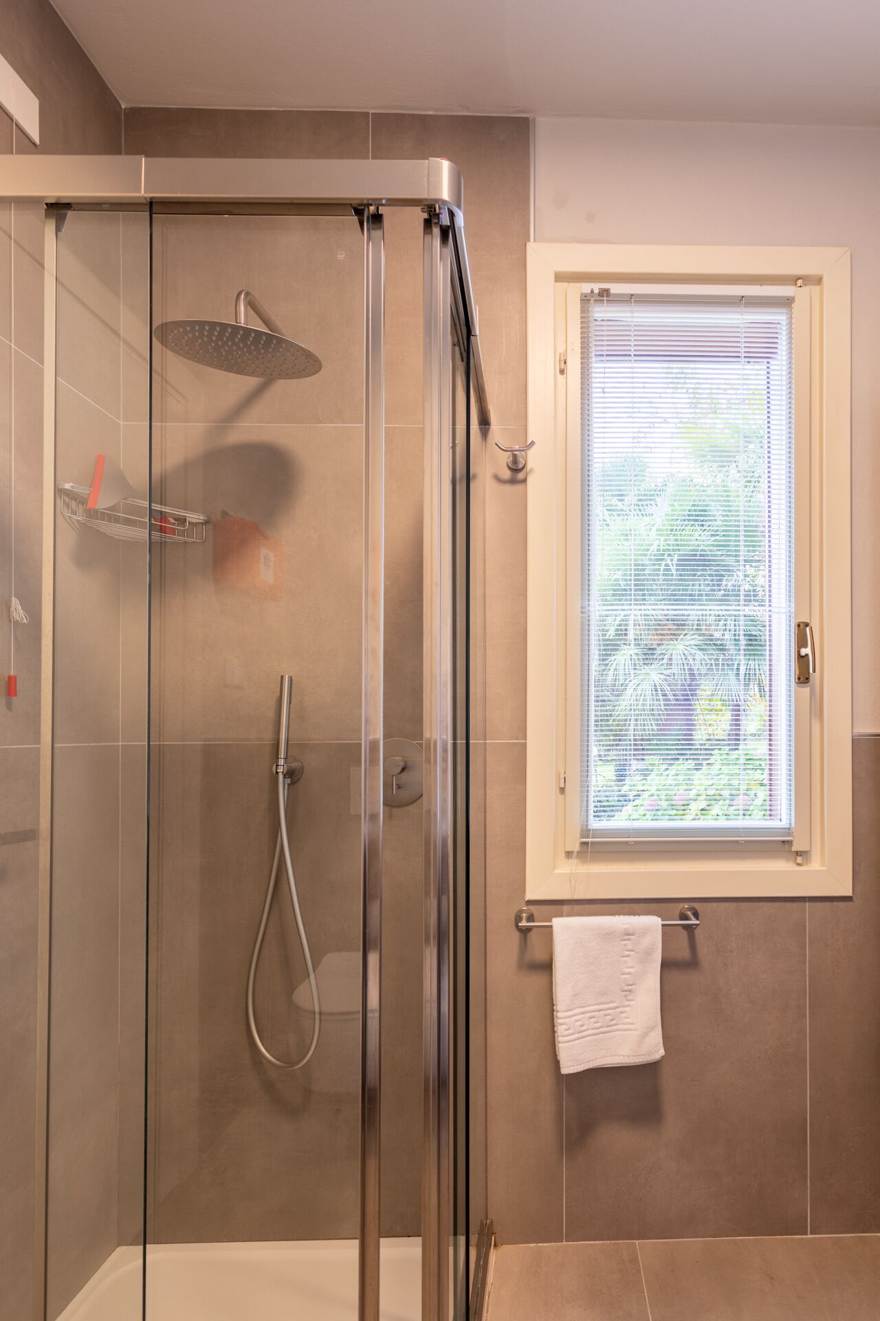 Douche, sèche-cheveux, peignoirs, chaussons