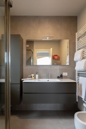 Douche, sèche-cheveux, peignoirs, chaussons