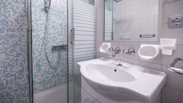 Studio | Phòng tắm | Buồng tắm vòi sen, máy sấy tóc, chậu vệ sinh/vòi rửa, khăn tắm