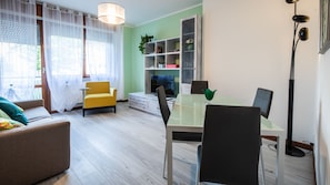 Departamento, 2 habitaciones | Área de sala de estar | Televisión 