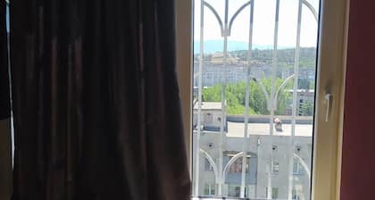The apartment is located about 10 kilometers from the historical sights.
