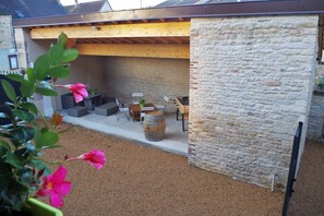 Outdoor dining - "Michelle's House in Lugny (Lugny)