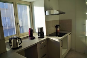 Réfrigérateur, micro-ondes, plaque de cuisson, lave-vaisselle