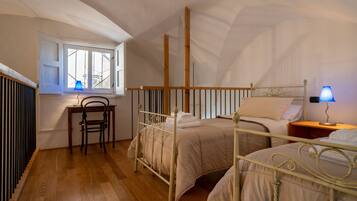 3 habitaciones, escritorio y espacio para trabajar con laptop