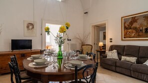Appartement, 3 chambres, accessible aux personnes à mobilité réduite, terrasse | Salle de séjour | Téléviseur de 32 po avec télévision numérique