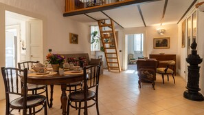 Apartamento, 3 quartos, acessível, terraço | Sala de estar | TV 32 polegadas com canais digitais