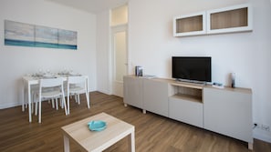 Apartment, 1 Schlafzimmer | Wohnbereich | Fernseher