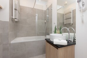 Studio, Kitchen | Bathroom - Apartment Warsaw Sławińska by Renters (Warsaw)