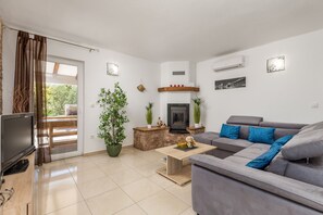 Smart TV, fireplace, DVD player, table tennis