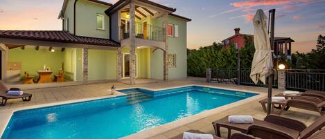 Outdoor pool, pool loungers