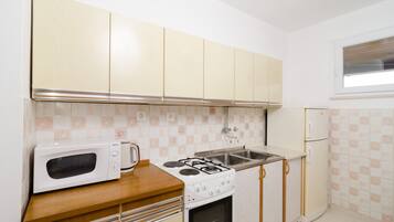 Apartamento (Two Bedroom Apartment) | Cozinha privada | Geladeira