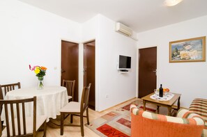公寓 (Two Bedroom Apartment) | 客廳 | 電視