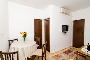 Appartement (Two Bedroom Apartment) | Salle à manger