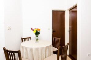 Appartement (Two Bedroom Apartment) | Salle à manger