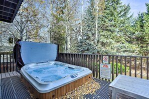 Outdoor spa tub - Roomy Avon Family Chalet w/ Hot Tub in EagleVail! (Avon)