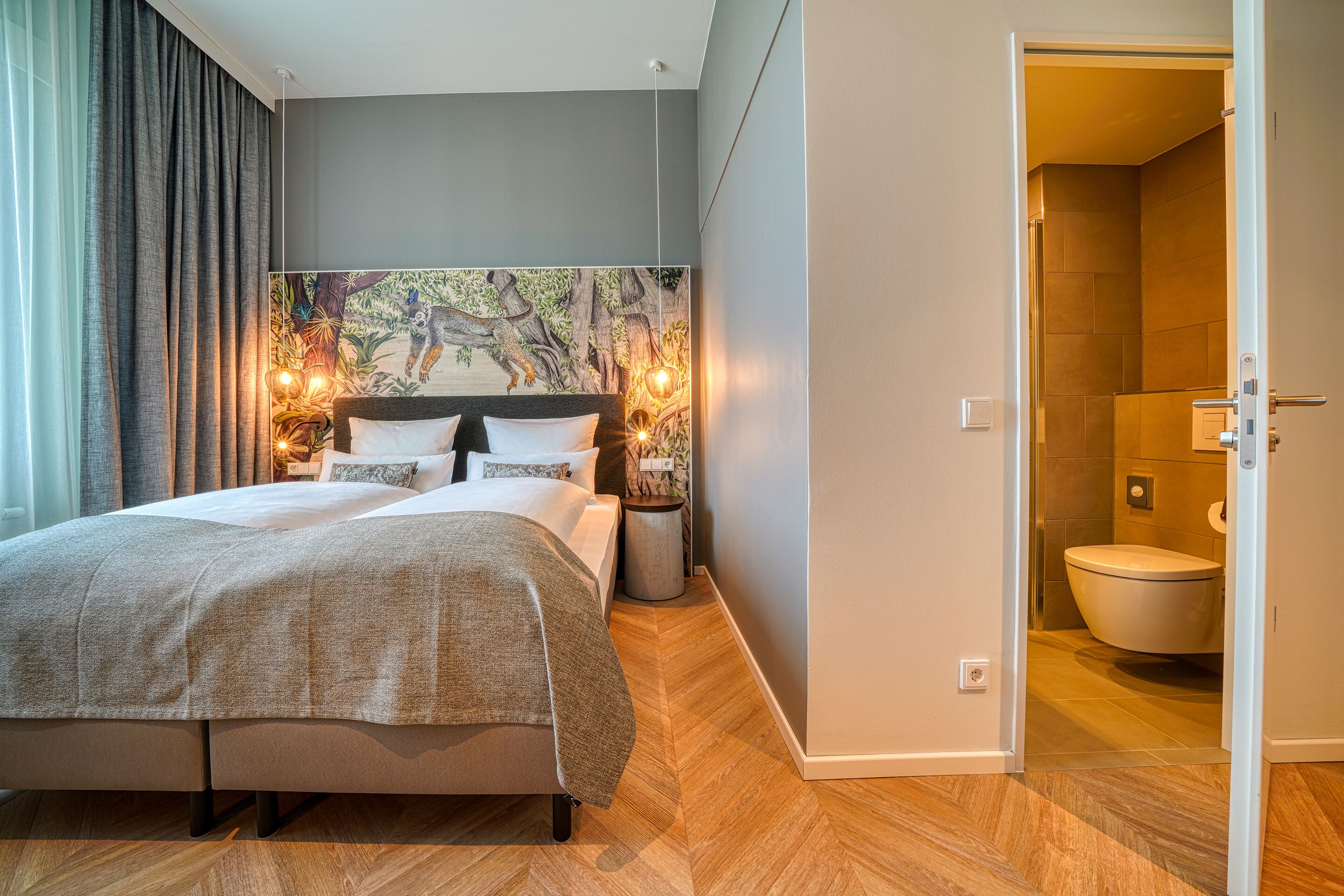 king room | in-room safe, desk, laptop workspace, soundproofing