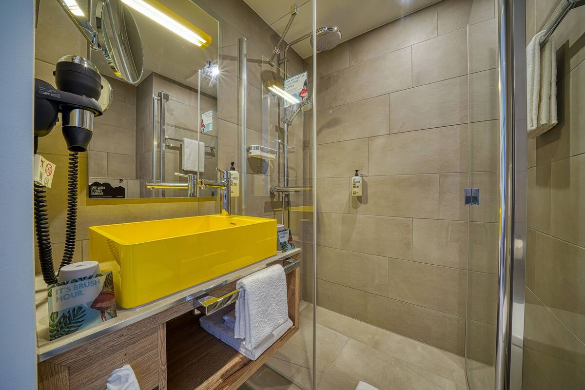 shower, rainfall showerhead, free toiletries, hair dryer