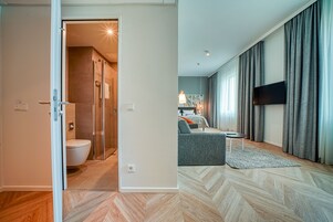 Superior King Room | 起居区 | 43-英寸纯平电视 （配备数码频道）、电视