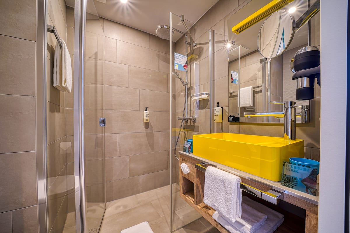 shower, rainfall showerhead, free toiletries, hair dryer