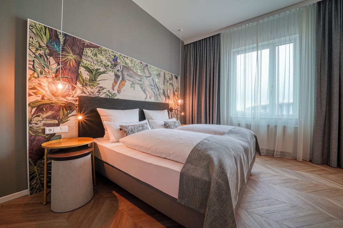 Standaard kamer, 1 tweepersoonsbed | Een kluis op de kamer, een bureau, een laptopwerkplek