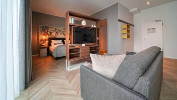 Estudio, 1 cama matrimonial | Caja de seguridad en la habitación y escritorio