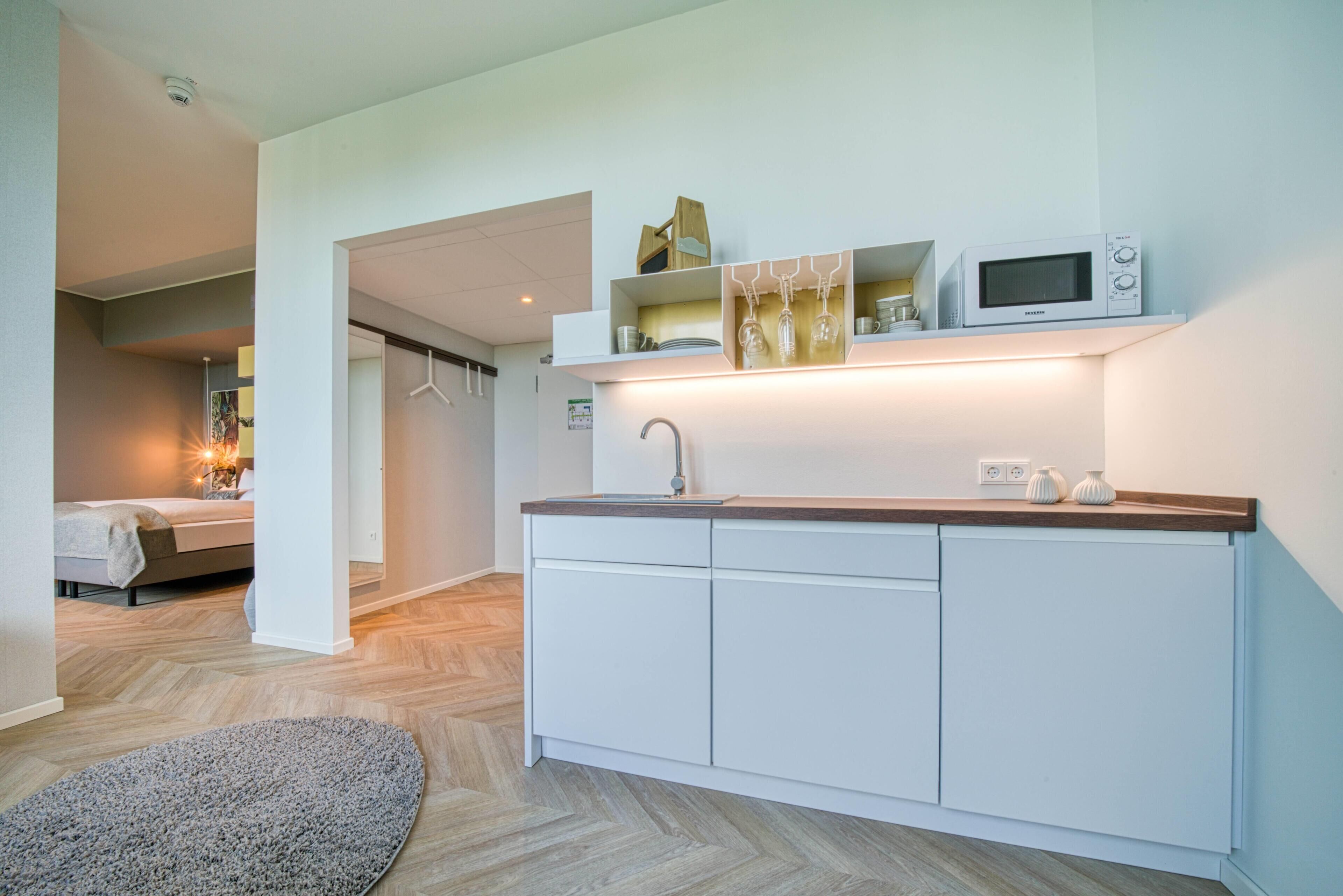 خزنة داخل الغرفة ومكتب ومساحة عمل للكمبيوتر المحمول وتجهيزات عازلة للصوت