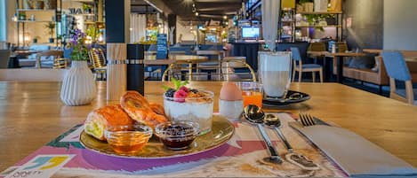 Tägliches Frühstücksbuffet (17.9 EUR pro Person)