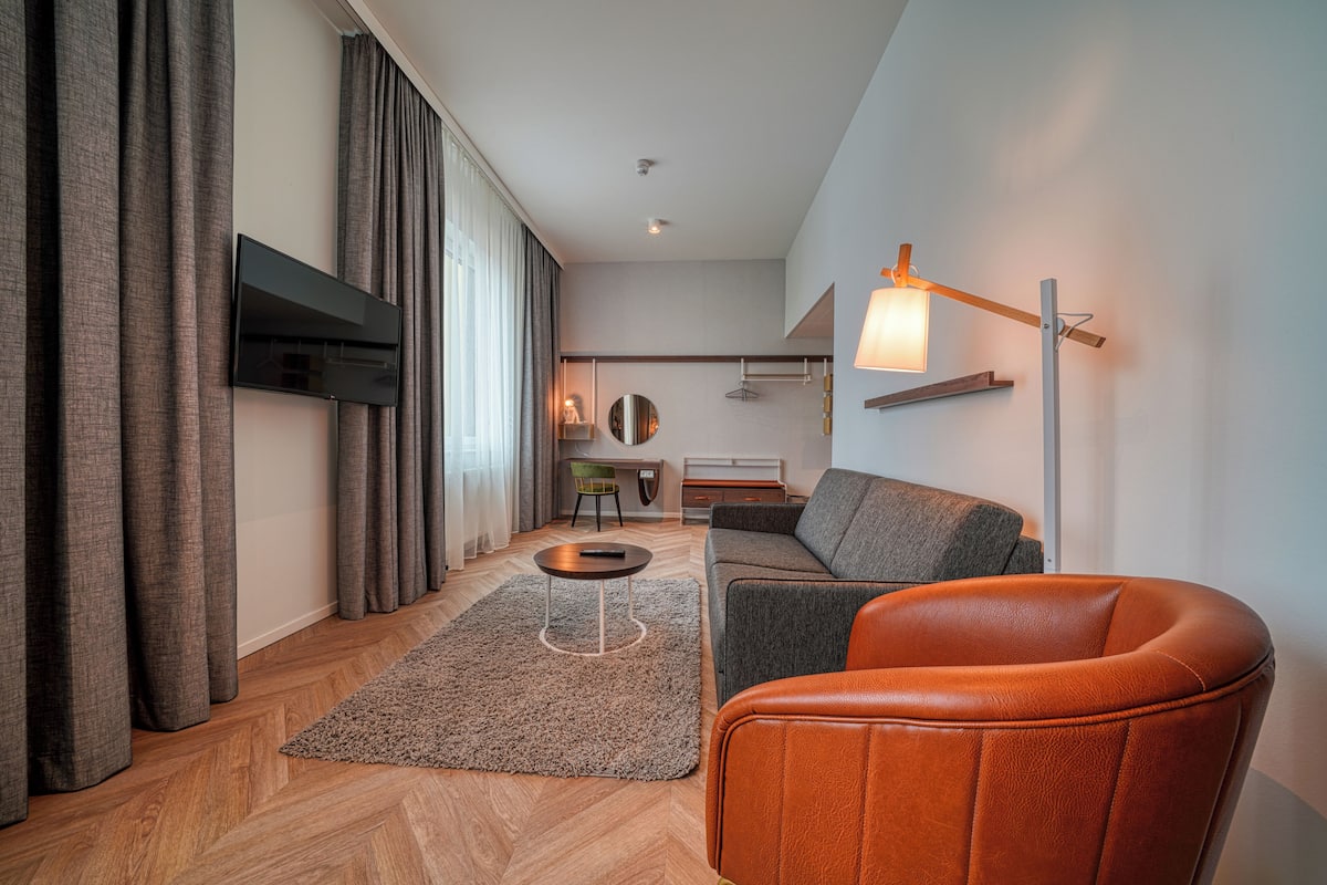 Comfort kamer, 1 tweepersoonsbed | Een kluis op de kamer, een bureau, een laptopwerkplek