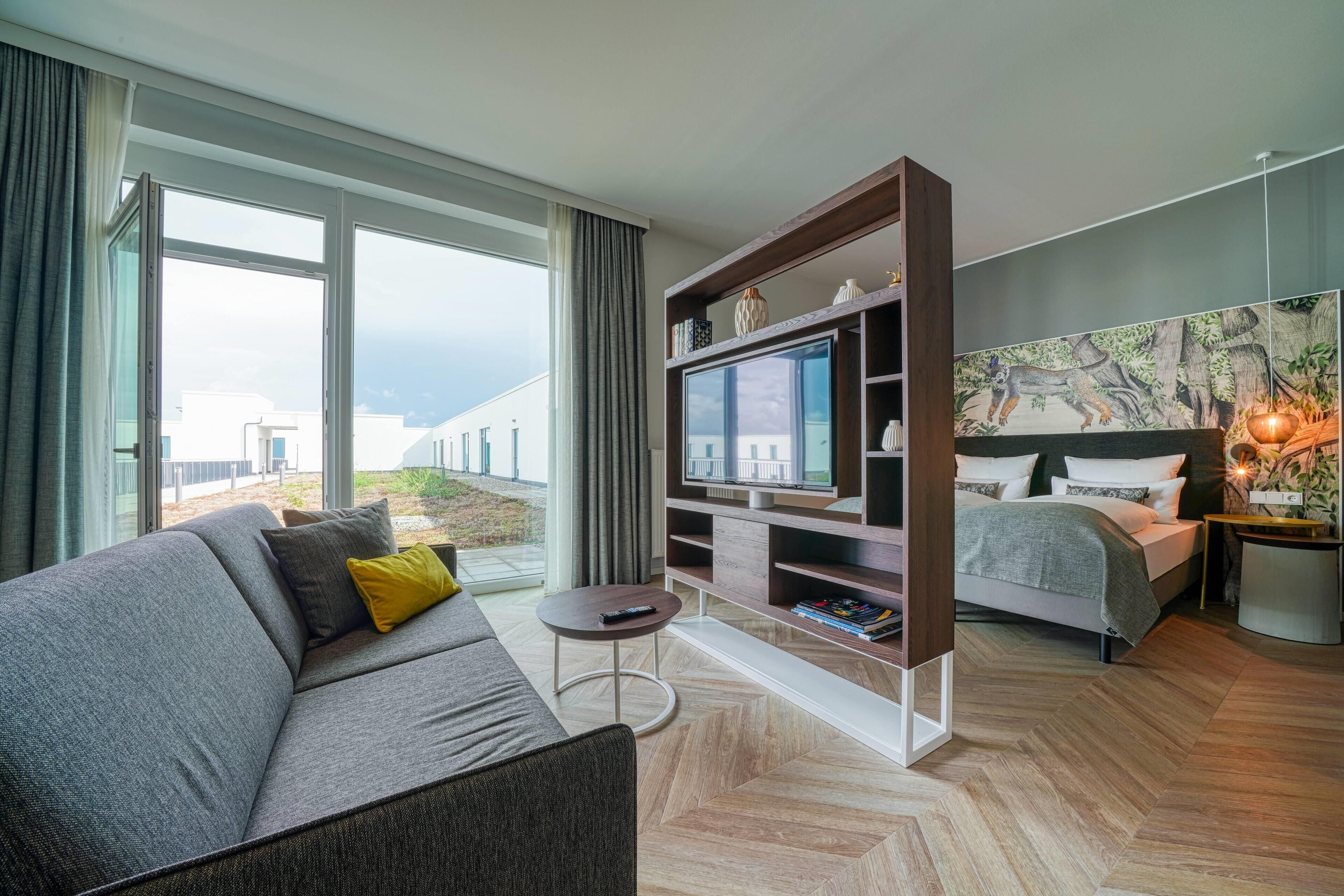 خزنة داخل الغرفة ومكتب ومساحة عمل للكمبيوتر المحمول وتجهيزات عازلة للصوت