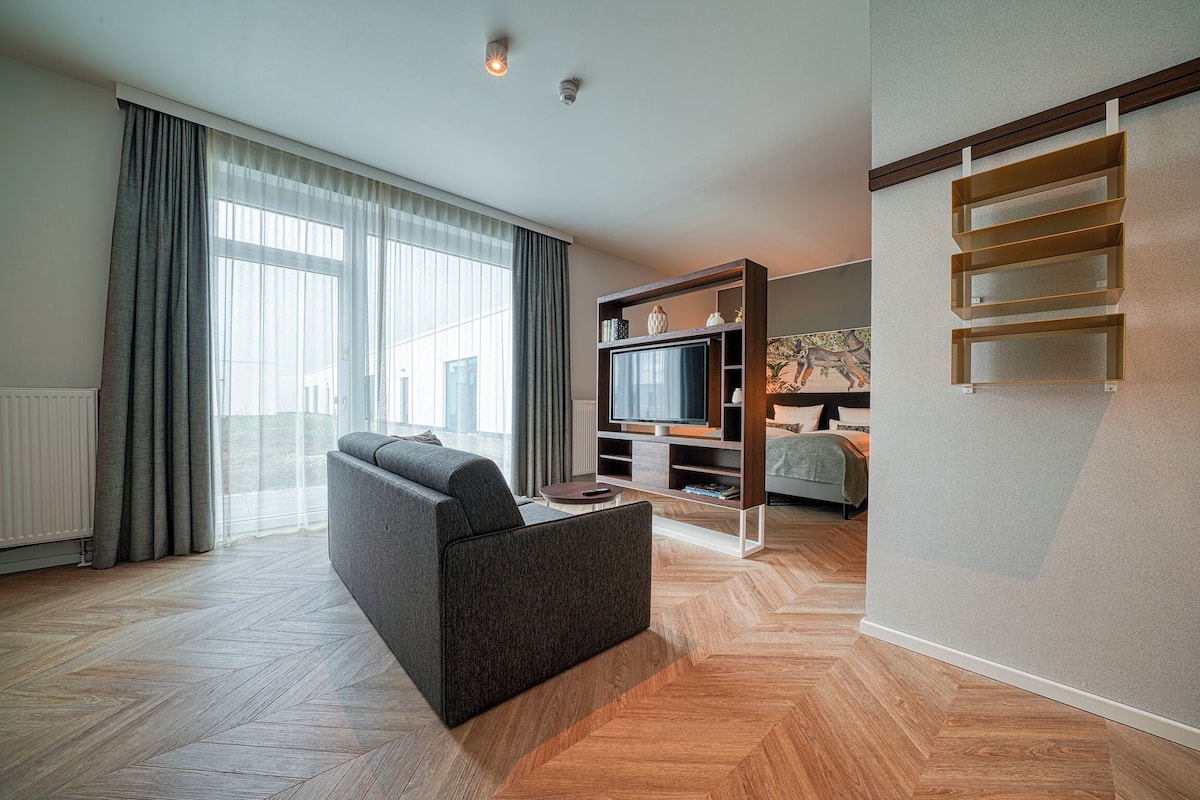 studio, 1 double bed | in-room safe, desk, laptop workspace, soundproofing