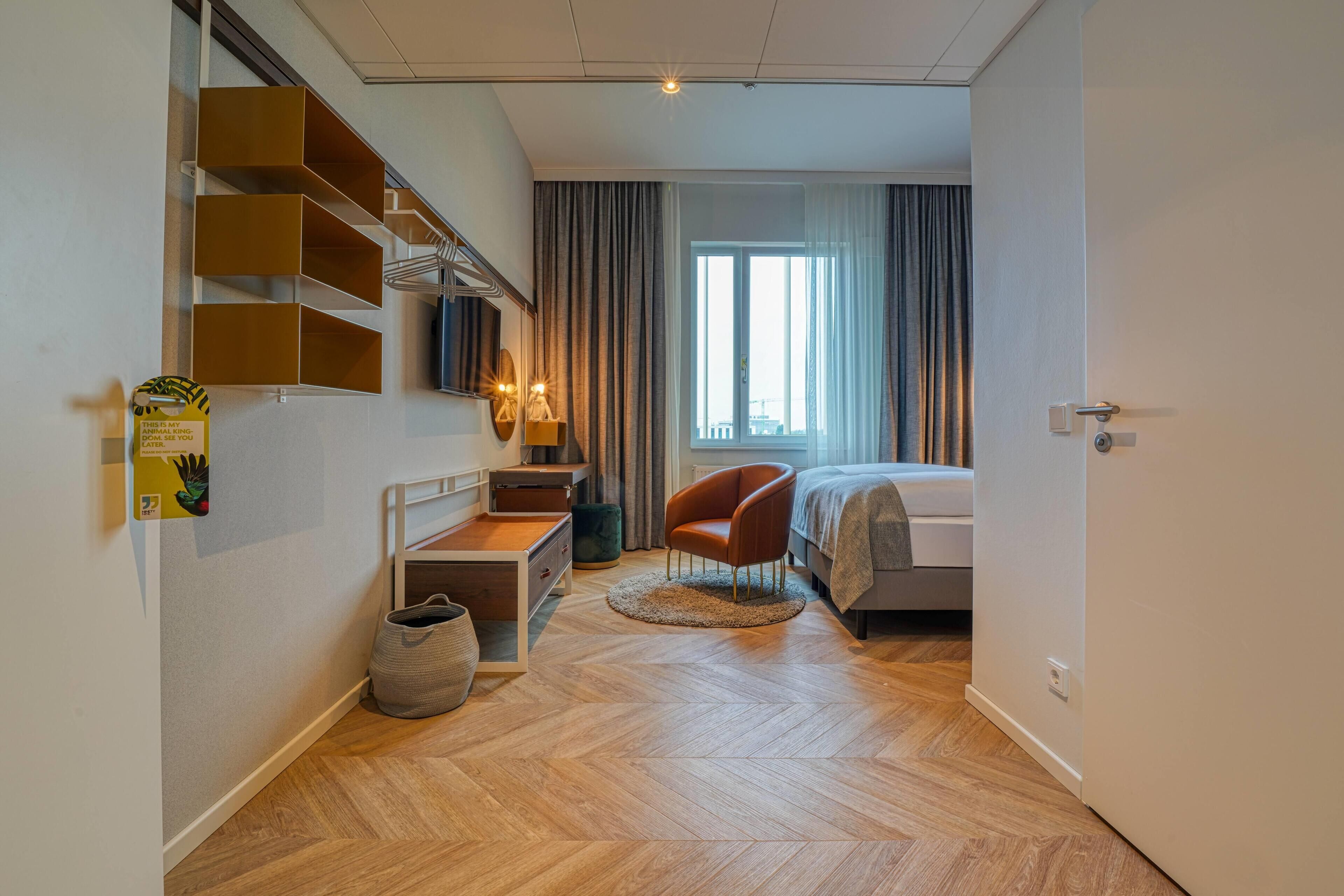 ห้องสแตนดาร์ด, เตียงใหญ่ 1 เตียง | ตู้นิรภัยในห้องพัก, โต๊ะทำงาน, พื้นที่ทำงานแบบใช้แล็ปท็อป, ห้องเก็บเสียง