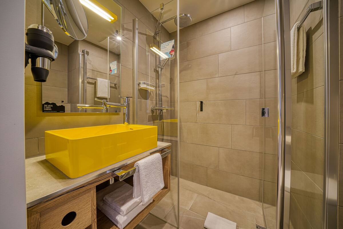 shower, rainfall showerhead, free toiletries, hair dryer