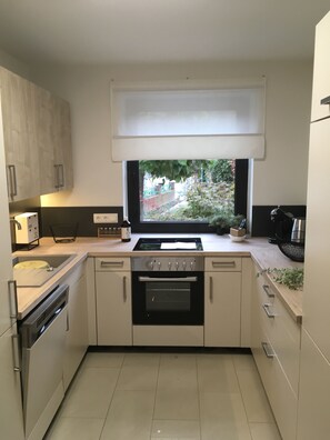 Réfrigérateur, four à micro-ondes, un four, surface de cuisson