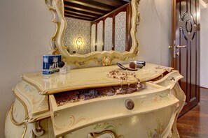 A vintage vanity with a mirror, a makeup case, and a decorative item. - Marcopolo-Terrace (Venice)