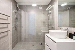 Dusche, Haartrockner, Handtücher, Shampoo