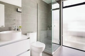 Douche, sèche-cheveux, serviettes fournies, shampoing