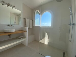 Bañera, secador de pelo, toallas, jabón