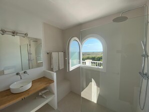 Badewanne, Haartrockner, Handtücher, Seife