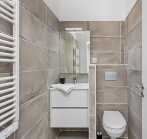 Haartrockner, Handtücher, Seife, Toilettenpapier