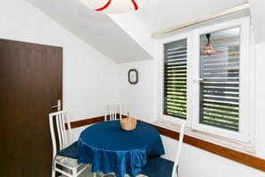 Apartment (One Bedroom Apartment) | Esszimmer