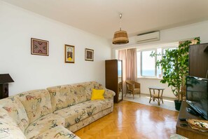 公寓 (One Bedroom Apartment) | 客廳 | 平面電視