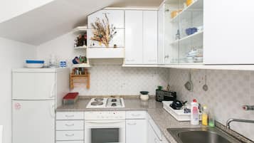 Apartamento (One Bedroom Apartment) | Cozinha privada | Geladeira, cooktop, chaleira elétrica