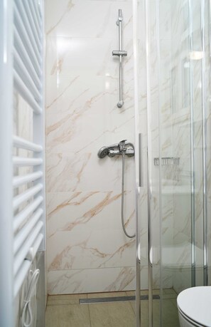 Apartment (One Bedroom Apartment) | Badezimmer | Dusche, Haartrockner, Handtücher, Shampoo